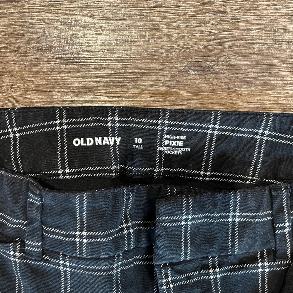 Old Navy Women's Black Plaid Cropped Pants